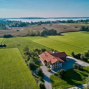 Apartment 1604, Übersee